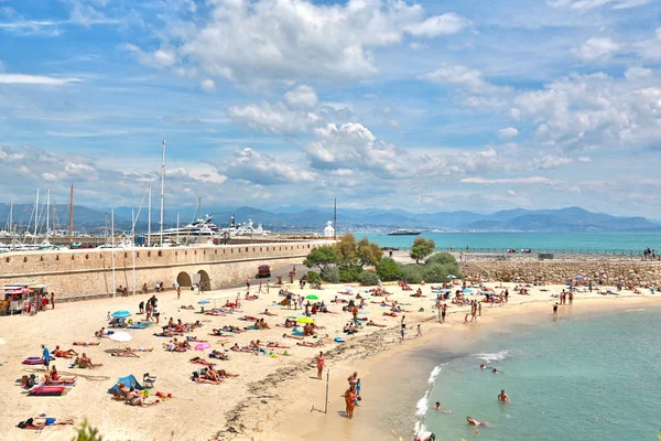 Antibes, Francia - 16 de junio de 2014: playa de mar en un soleado día de verano — Foto de Stock