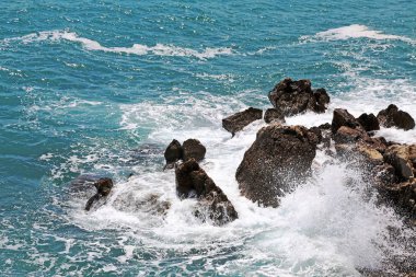 Arka plan deniz kıyısı, dalgalar, beyaz köpük 