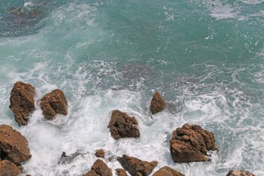 Arka plan deniz kıyısı, dalgalar, beyaz köpük 