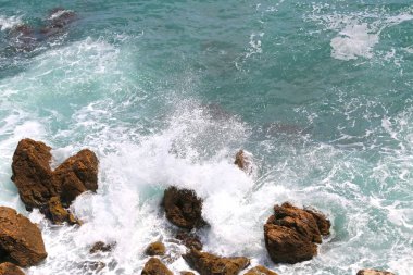 Arka plan deniz kıyısı, dalgalar, beyaz köpük 