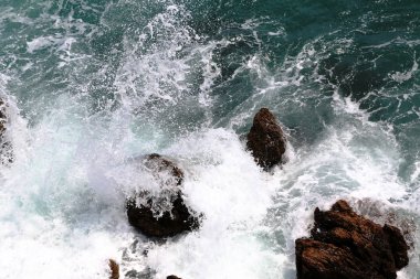 Arka plan deniz kıyısı, dalgalar, beyaz köpük 