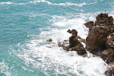 Arka plan deniz kıyısı, dalgalar, beyaz köpük 