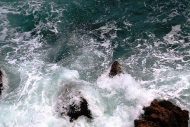 Arka plan deniz kıyısı, dalgalar, beyaz köpük 