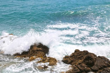 Arka plan deniz kıyısı, dalgalar, beyaz köpük 
