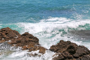 Arka plan deniz kıyısı, dalgalar, beyaz köpük 