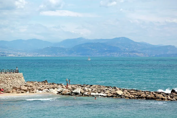 Bir yaz gününde pitoresk deniz manzarası