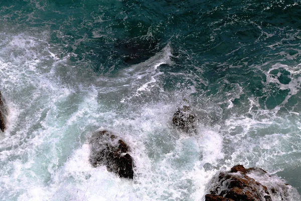 Hintergrund Meeresküste, Wellen, weißer Schaum — Stockfoto
