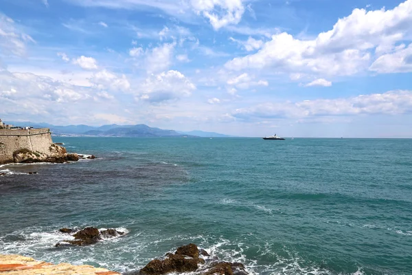 Bir yaz gününde pitoresk deniz manzarası