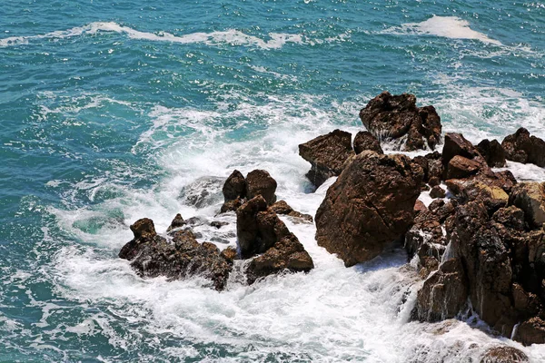 Achtergrond kust, golven, wit schuim — Stockfoto