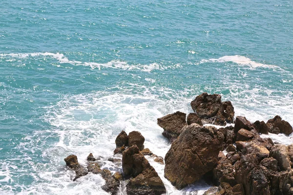 Arka plan deniz kıyısı, dalgalar, beyaz köpük — Stok fotoğraf