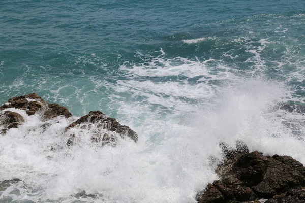 Fondo orilla del mar, olas, espuma blanca — Foto de Stock