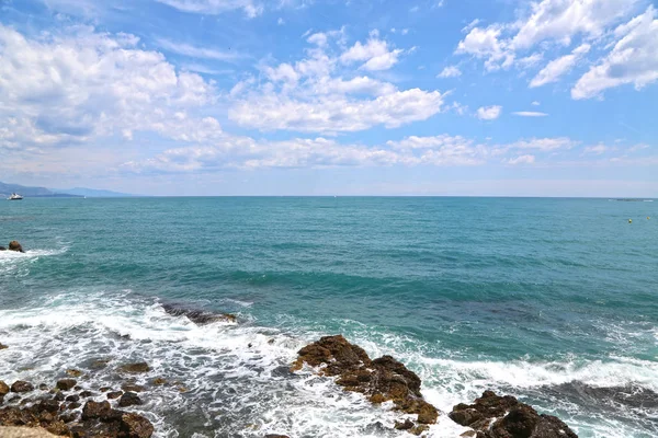 Bir yaz gününde pitoresk deniz manzarası