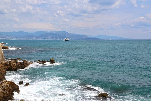 Bir yaz gününde pitoresk deniz manzarası