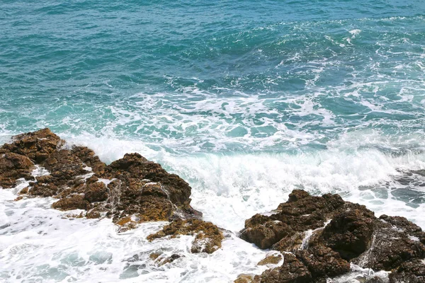 Arka plan deniz kıyısı, dalgalar, beyaz köpük — Stok fotoğraf