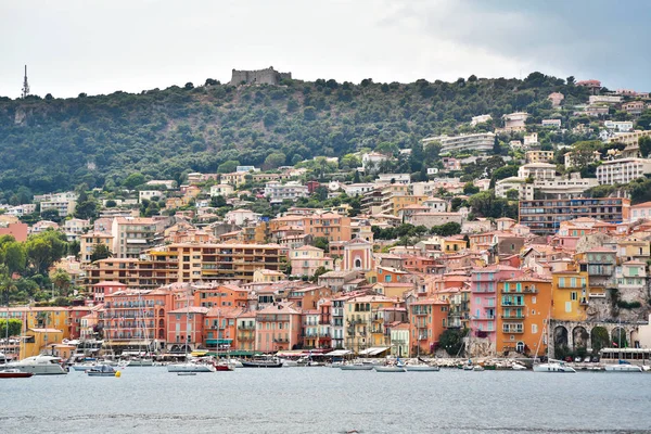 Villefranche-sur-Mer, Francia - 17 giugno 2014: strade del vecchio — Foto Stock