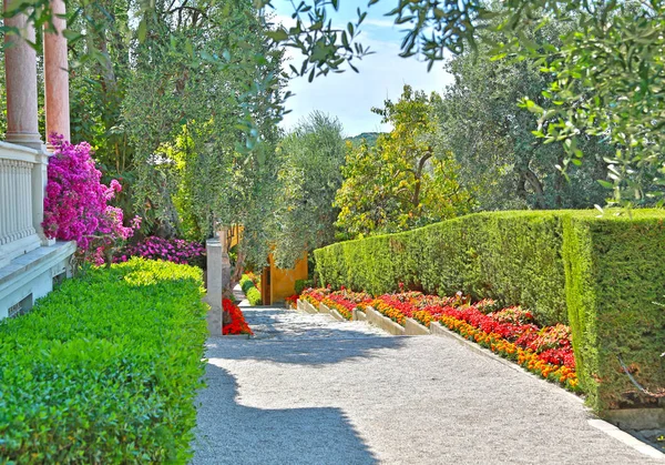 Nice, Frankrike-juni 17, 2014: landskap trädgård Villa Ephrussi de — Stockfoto