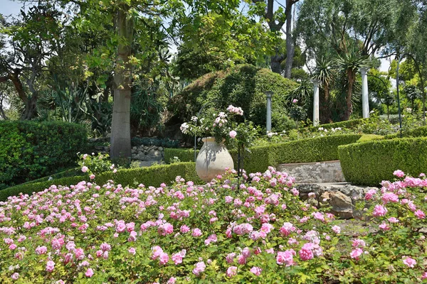 Nice, Frankrike-juni 17, 2014: landskap trädgård Villa Ephrussi de — Stockfoto