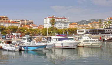 Cannes, Fransa - 6 Ağustos 2013: limanda yatlar 