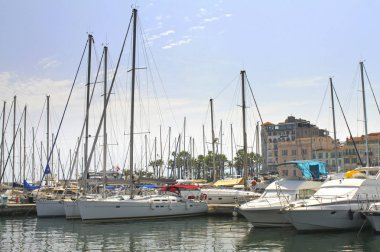 Cannes, Fransa - 6 Ağustos 2013: limanda yatlar 
