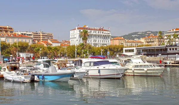 Cannes, Fransa - 6 Ağustos 2013: limanda yatlar 