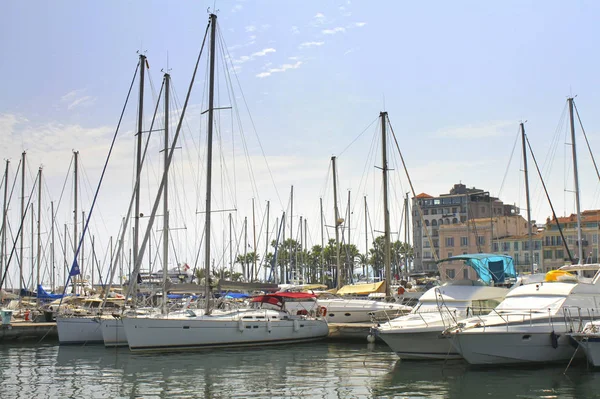 Cannes, Frankrijk-augustus 6, 2013: jachten in de haven — Stockfoto