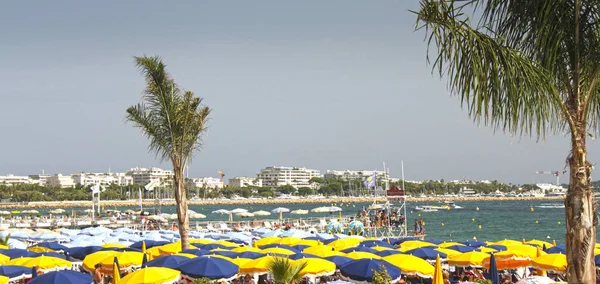 Cannes, Francia - 6 de agosto de 2013: playa de mar en un soleado día de verano — Foto de Stock