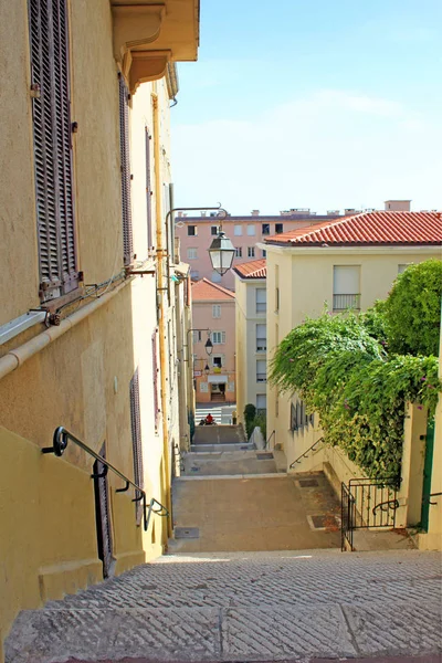 Cannes, Francia - 6 de agosto de 2013: calles en el casco antiguo — Foto de Stock