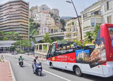 Monako, Monako - 13 Haziran 2014: sokakta parlak turist otobüsü