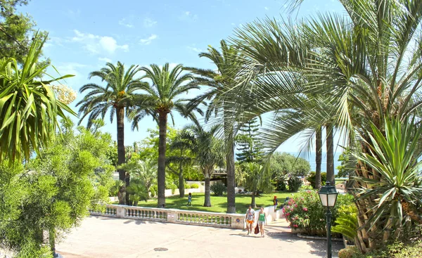 Monte-Carlo, Monaco- August 3, 2013: square near the opera — Stock Photo, Image