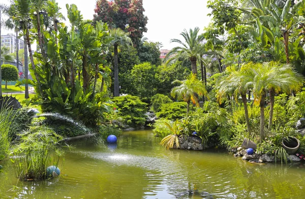 Monte-Carlo, Monaco- June 13, 2014: lake in the garden — Stock Photo, Image