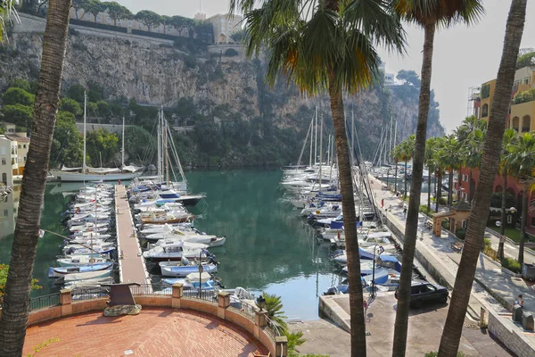 Fontvieille, Monaco-13 czerwca 2014: mały malowniczy port de F — Zdjęcie stockowe
