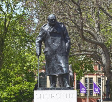 Londra, Büyük Britanya -22 Mayıs 2016: Winston Churchill Heykeli