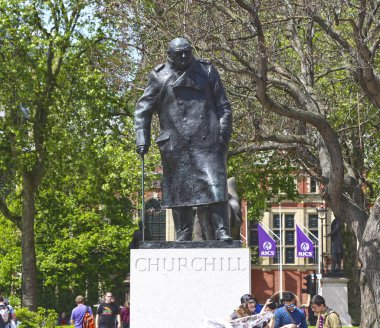 Londra, Büyük Britanya -22 Mayıs 2016: Winston Churchill Heykeli