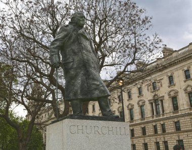 Londra, Büyük Britanya -22 Mayıs 2016: Winston Churchill Heykeli