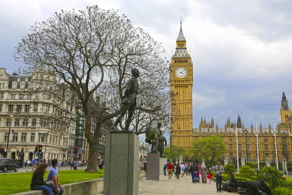 London, Großbritannien -22. Mai 2016: Statuen prominenter Persönlichkeiten — Stockfoto