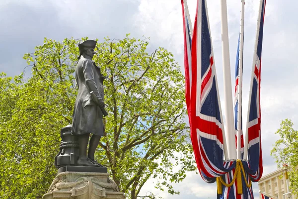 London, Storbritannien-23 maj 2016: staty av kapten James COO — Stockfoto