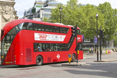 Londra, Büyük Britanya-Mayıs 22, 2016: kırmızı çift katlı otobüs