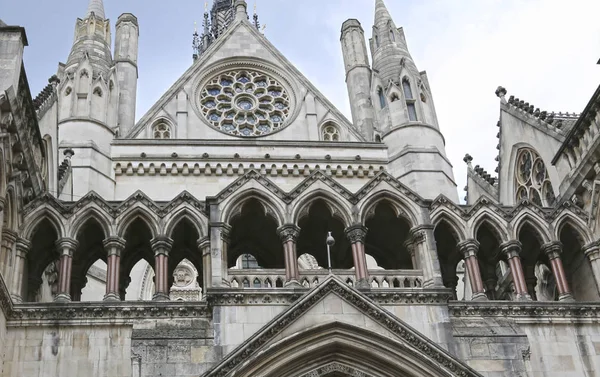 Londres, Gran Bretaña - 23 de mayo de 2016: Las Cortes Reales de Justicia — Foto de Stock