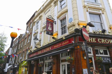 Londra, Büyük Britanya-25 Mayıs 2016: Crown, bira ve şaraplar 