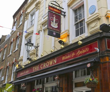 Londra, Büyük Britanya-25 Mayıs 2016: Crown, bira ve şaraplar 
