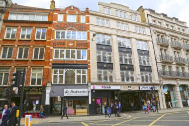 Londra, Büyük Britanya-Mayıs 23, 2016: mağazalar ve kafeler, filo
