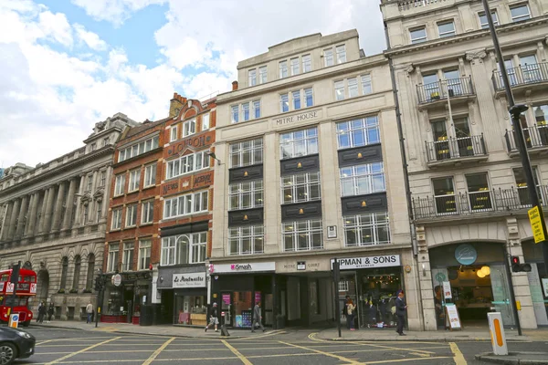 Londres, Gran Bretaña - 23 de mayo de 2016: tiendas y cafeterías de la Flota — Foto de Stock