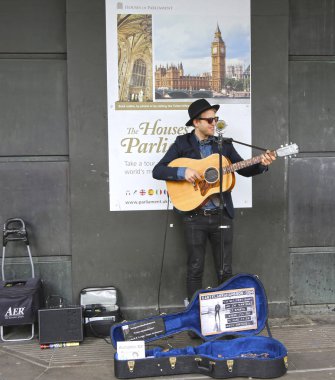 Londra, İngiltere -22 Mayıs 2016: gitarist çalma 