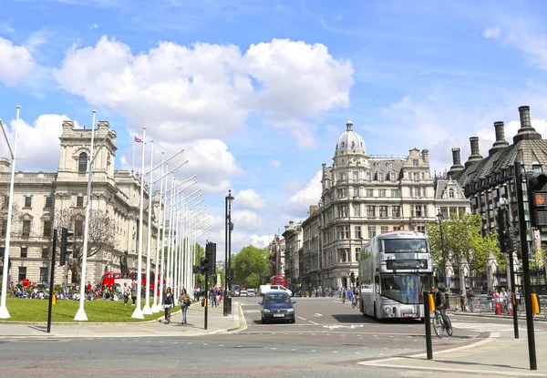 Londres, Gran Bretaña - 22 de mayo de 2016: una mirada al Parlamento St — Foto de Stock