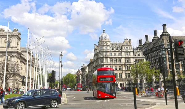 Londres, Gran Bretaña - 22 de mayo de 2016: una mirada al Parlamento St — Foto de Stock