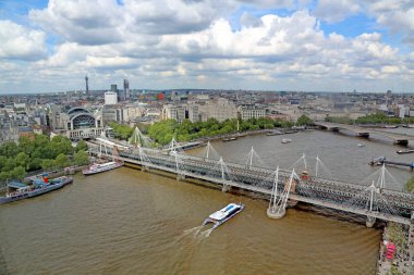 Londra, İngiltere -22 Mayıs 2016: Hungerford Köprüsü ve Su