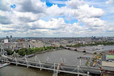 Londra, İngiltere -22 Mayıs 2016: Hungerford Köprüsü ve Su