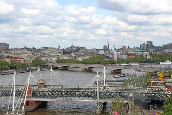 London, Nagy-Britannia-május 22, 2016: Hungerford Bridge és a víz — Stock Fotó