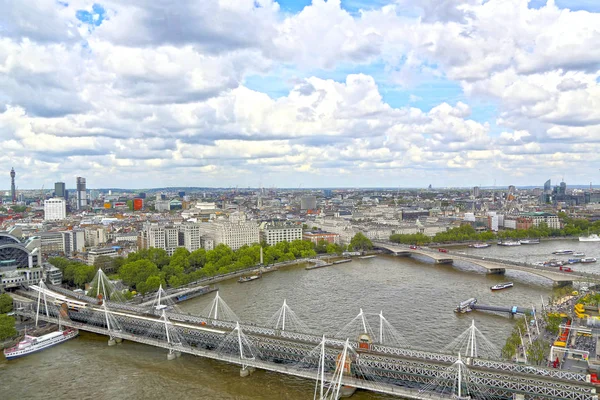 Londres, Grã-Bretanha - 22 de maio de 2016: Hungerford Bridge and Water — Fotografia de Stock
