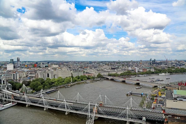 London, Great Britain -May 22, 2016: Hungerford Bridge and Water — Stock Photo, Image